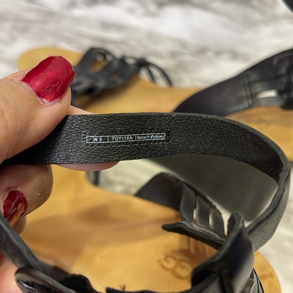 UGG Farrah Premium leather upper Leather straps Adjustable Buckle closure size 8 - Picture 10 of 16